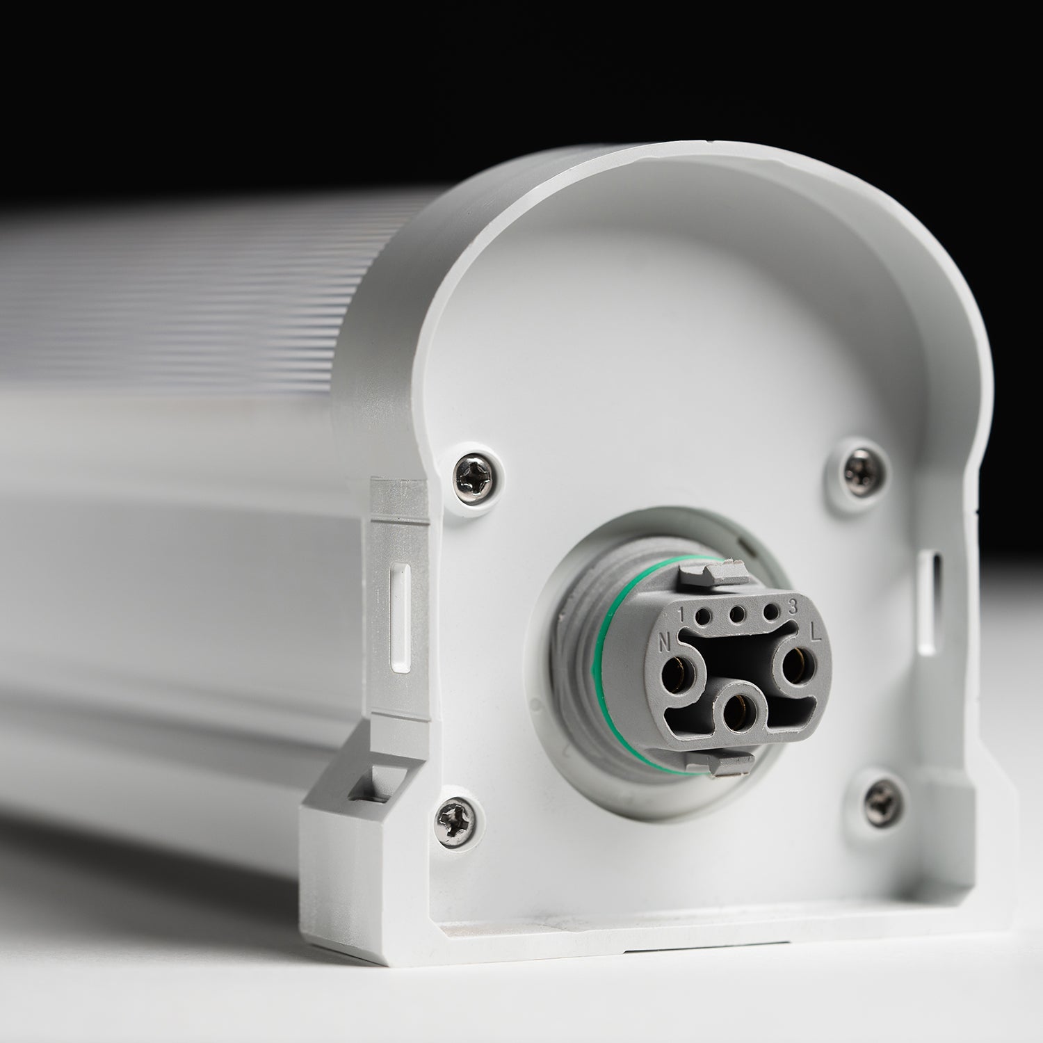 Close-up of the jumper cable attachment on the end of Faven Chroma light in front of a dark background.